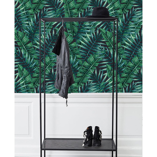 Fotobehang Rustend onder de donkere palmbomen