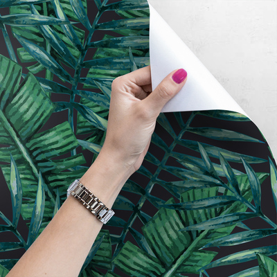 Fotobehang Rustend onder de donkere palmbomen