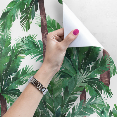 Fotobehang Rust uit onder de groene palmbomen