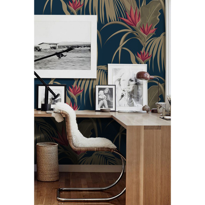 Fotobehang Rust tussen de rode bloemen