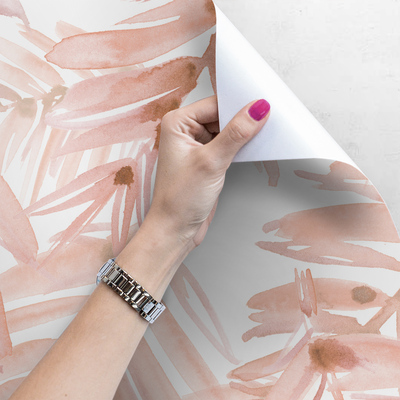 Fotobehang Een springplank tussen pastelkleurige bladeren