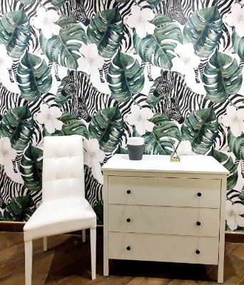 Fotobehang Zebra's tussen paradijsplanten