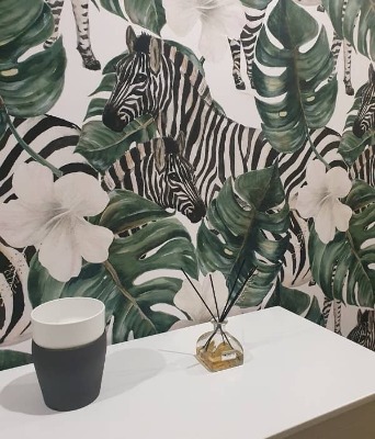 Fotobehang Zebra's tussen paradijsplanten