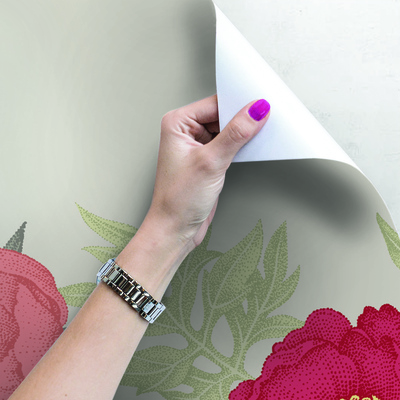 Fotobehang In een tuin vol pioenrozen