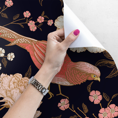 Fotobehang Hier is een vogelradio in een bloemenbos