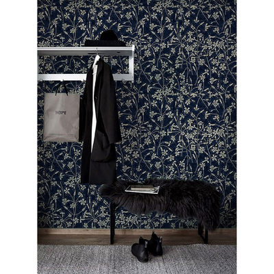 Fotobehang Kleine melkachtige bloemen op een donkere nacht