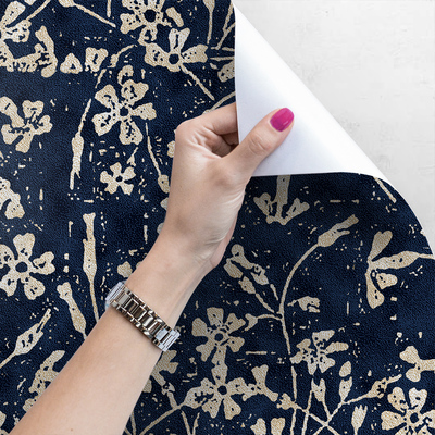 Fotobehang Kleine melkachtige bloemen op een donkere nacht