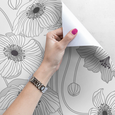 Fotobehang Witte klaprozen klampen zich vast aan de muur