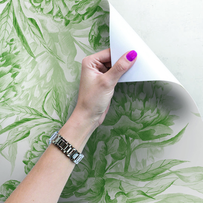 Fotobehang Rust tussen de groene pioenrozen