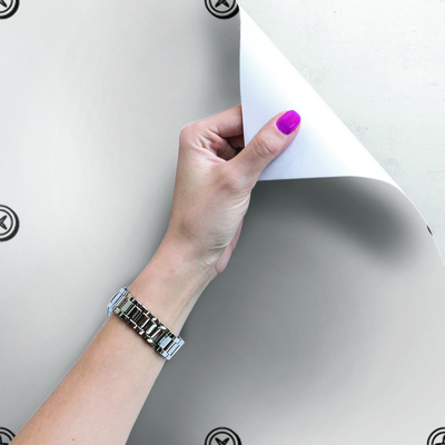 Fotobehang Mickey Mouse speelt het knoppenspel