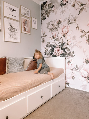 Fotobehang Rust tussen de geurige rozen