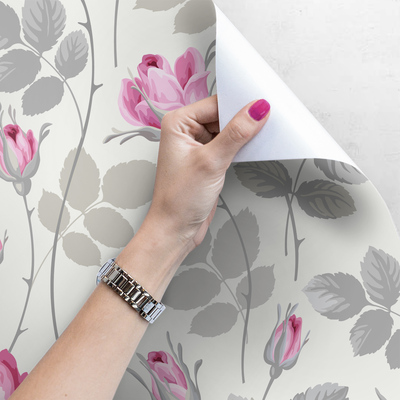 Fotobehang Rustgevend tussen pastelkleurige rozen