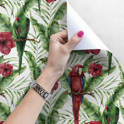 Fotobehang Prachtige papegaaien tussen de bloemen