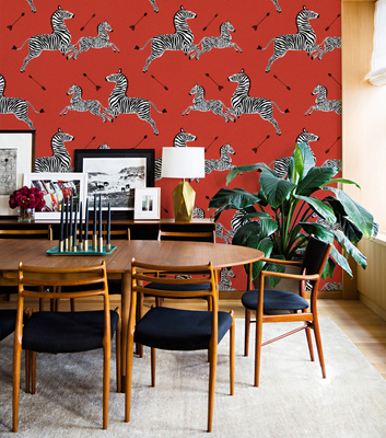 Fotobehang Zebra's op een rode achtergrond