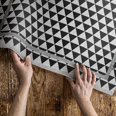 Vinyl tapijt Imitatiestof met zwart-witte driehoeken