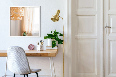 Decoratieve rechthoekige spiegel in een witte lijst