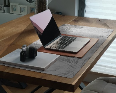 Bureau mat Grijs beton en bloemen