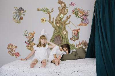 Muurstickers 130x135 Boswezens en een pastelkleurig boomhuis