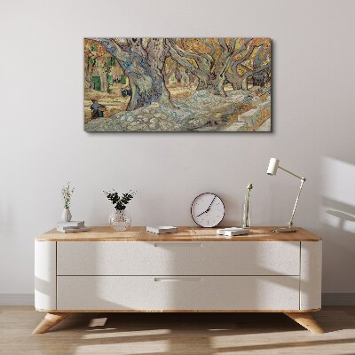 Canvas schilderij Een met bomen omzoomde straat in de lentezon