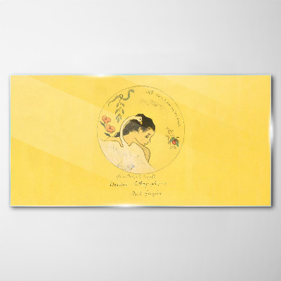 Foto op glas Portret van een vrouw tegen een gele achtergrond