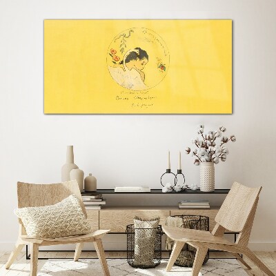 Foto op glas Portret van een vrouw tegen een gele achtergrond