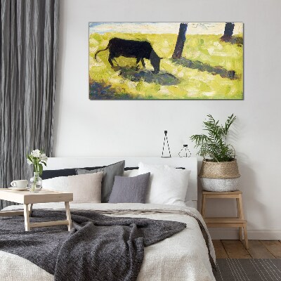 Glas foto Een koe graast in een groen landschap