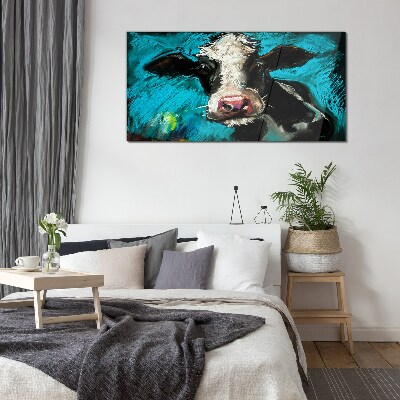 Glas foto Portret van een koe op een blauwe achtergrond