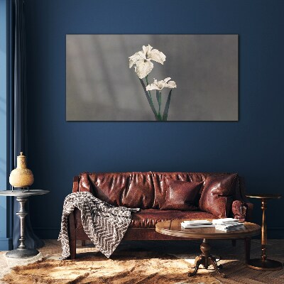 Foto op glas Witte irissen op een grijze achtergrond