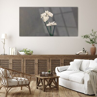 Foto op glas Witte irissen op een grijze achtergrond