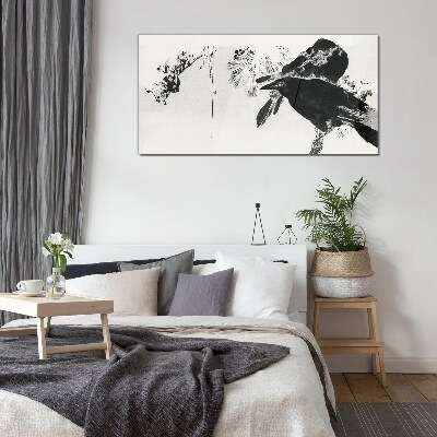 Foto op glas Een zwarte vogel tegen de achtergrond van de natuur