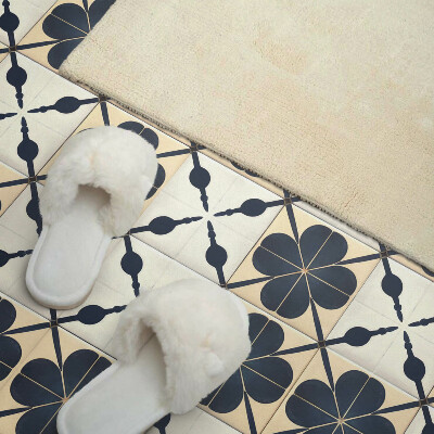 Vinyl wandpaneel Bloemenmotief op een effen achtergrond