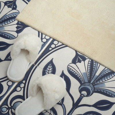 Vinyl wandpaneel Bloemenmotief op de tegel