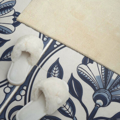 Vinyl wandpaneel Bloemenmotief op de tegel