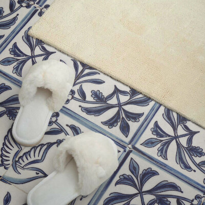 Vinyl wandbekleding Afbeelding van een vogel omringd door flora