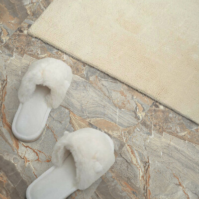 Wandbekleding vinyl De elegantie van marmer met zichtbare aderen