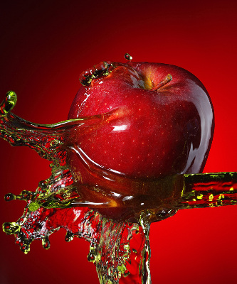 Rolgordijn voor het raam Rode appel in water