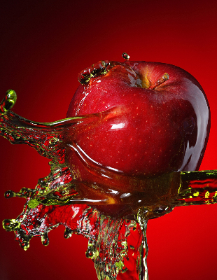 Rolgordijn voor het raam Rode appel in water