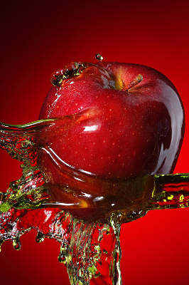 Rolgordijn voor het raam Rode appel in water