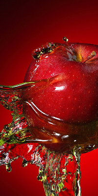 Rolgordijn voor het raam Rode appel in water