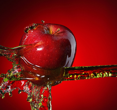 Rolgordijn voor het raam Rode appel in water