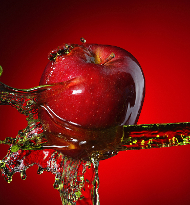 Rolgordijn voor het raam Rode appel in water