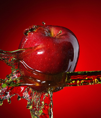 Rolgordijn voor het raam Rode appel in water