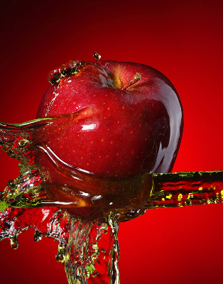 Rolgordijn voor het raam Rode appel in water