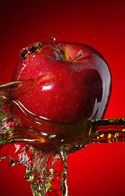 Rolgordijn voor het raam Rode appel in water