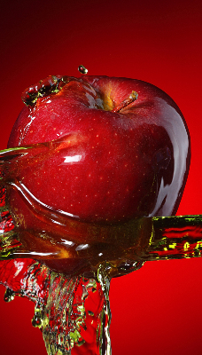 Rolgordijn voor het raam Rode appel in water