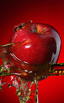 Rolgordijn voor het raam Rode appel in water