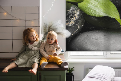 Rolgordijn voor het raam Orchidee op de stenen