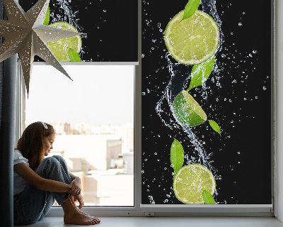 Rolgordijn voor het raam Kalk die in het water valt