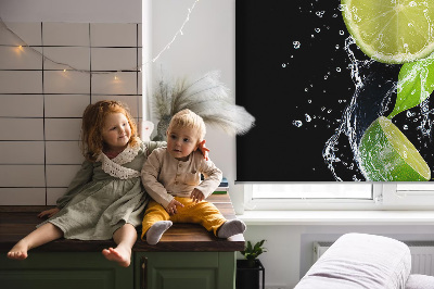 Rolgordijn voor het raam Kalk die in het water valt