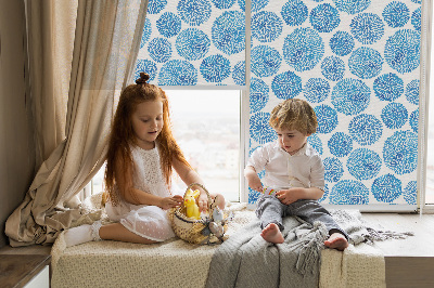 Rolgordijn voor het raam Blauwe bloemblaadjescirkels